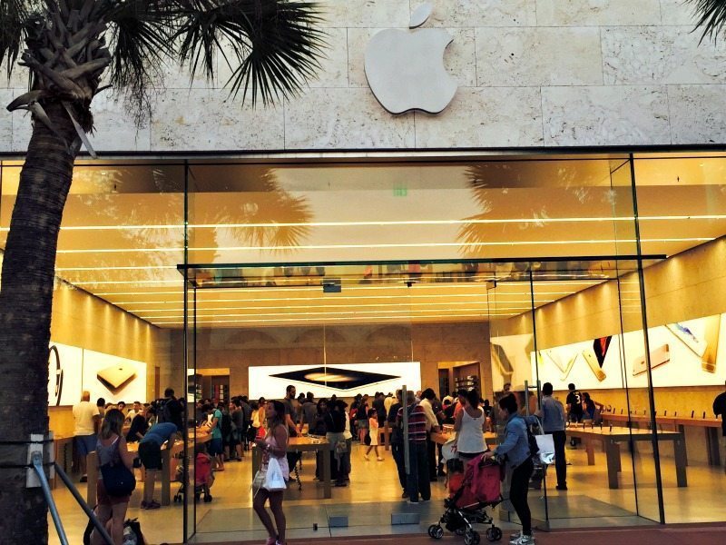 MIAMI BEACH, FL - FEBRUARY 2016: Apple Store entrance at night in Lincoln  Road Stock Photo