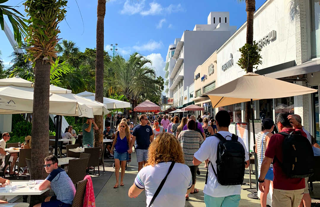 Shoppers strolling Lincoln Road