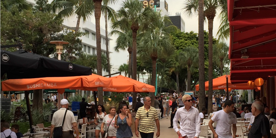 Shoppers strolling Lincoln Road