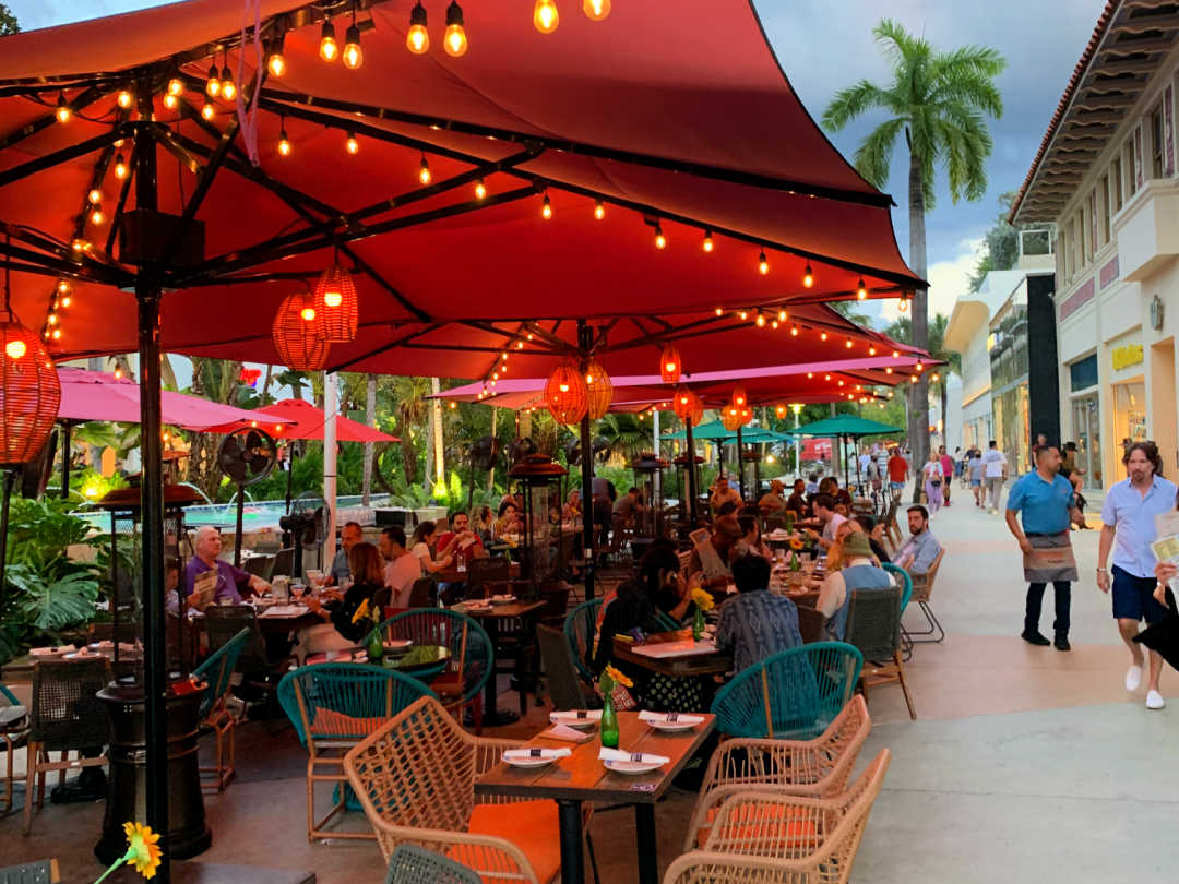 Diners enjoying Lincoln Road