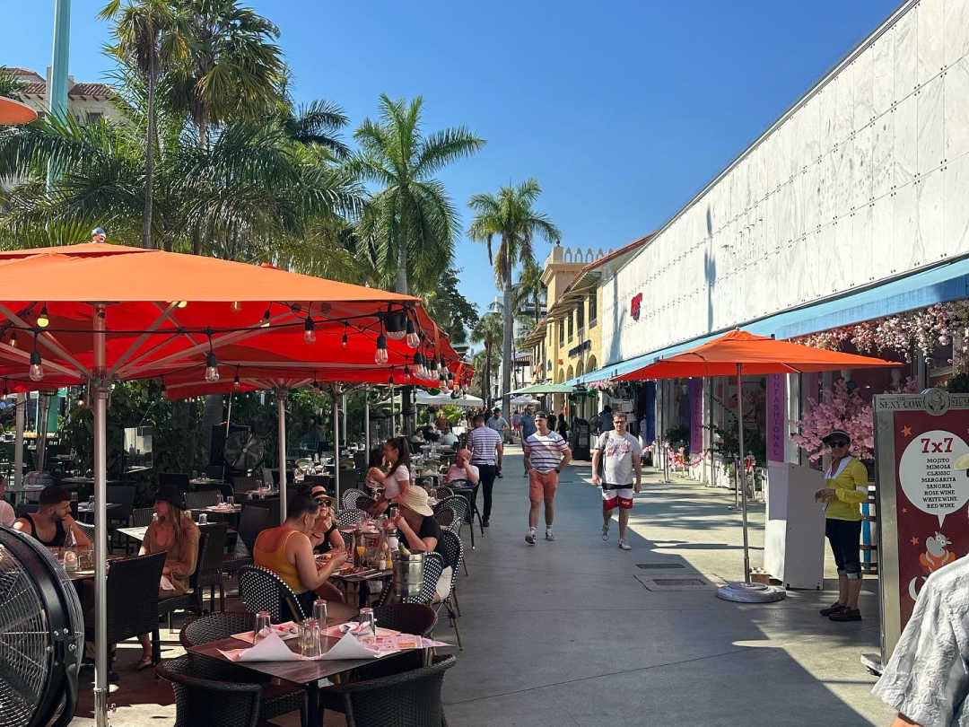 Lincoln Road Mall in Miami - Fashionable outdoor shopping and